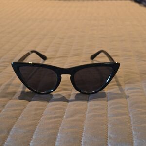 Black Retro Round Sunglasses with Glossy Finish
